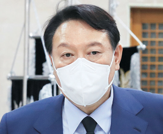 국민의힘 대선 주자인 윤석열 전 검찰총장이 14일 서초구 서울성모병원에 마련된 고 이완구 전 총리 빈소에 들어서고 있다.  연합뉴스