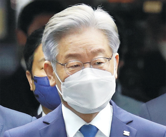 이재명 더불어민주당 대선 후보가 15일 오전 국회 예산결산특별위원회 회의장에서 열린 당 의원총회에 참석하고 있다.  국회사진기자단