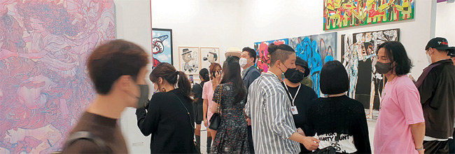 서울 삼성동 코엑스에서 열리고 있는 한국국제아트페어의 갤러리 스탠 부스에 14일 관람객이 몰려 작품 구매에 대한 토론을 하고 있다.