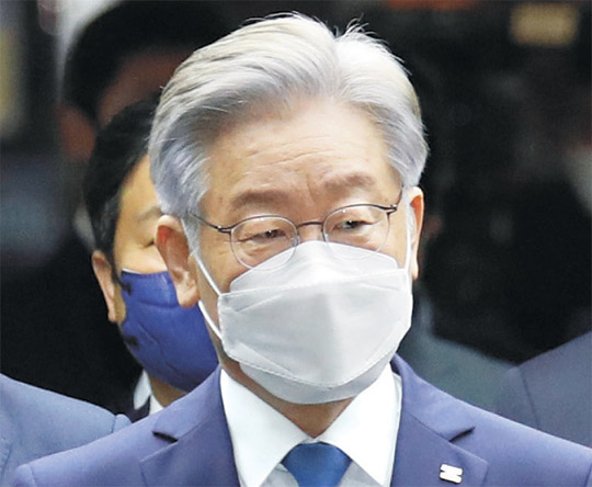 이재명 더불어민주당 대선 후보가 15일 오전 국회 예산결산특별위원회 회의장에서 열린 당 의원총회에 참석하고 있다.  국회사진기자단