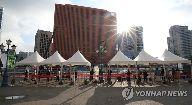 (서울=연합뉴스) 김도훈 기자 = 14일 오전 서울역 광장에 마련된 코로나19 임시선별검사소를 찾은 시민들이 검체 검사를 위해 대기하고 있다.한편 중앙방역대책본부에 따르면 이날 0시 기준 신규확진자수는 1천940명으로 집계돼 지난 7월 7일(1천211명)부터 100일 연속 네 자릿수를 이어갔다. 2021.10.14