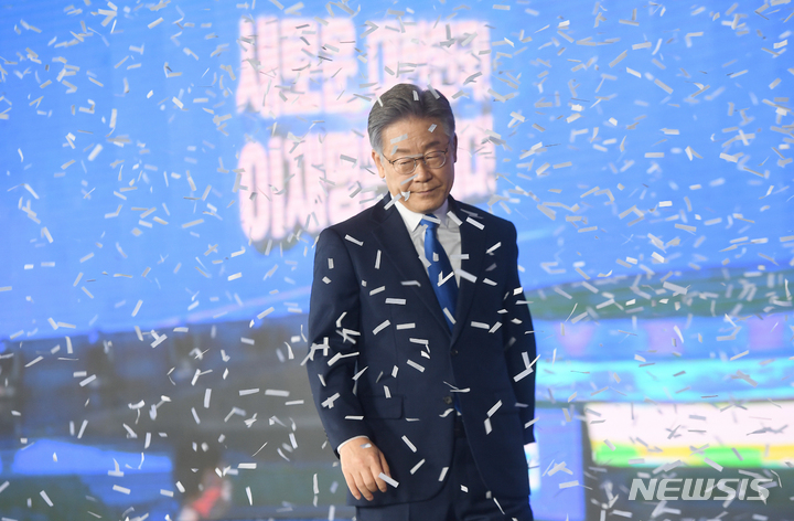 [서울=뉴시스] 국회사진기자단 = 더불어민주당 제20대 대통령 후보로 선출된 이재명 후보가 10일 서울 송파구 올림픽공원 핸드볼경기장에서 열린 서울 합동연설회에서 수락 연설을 마치고 이동하고 있다. 2021.10.10.
