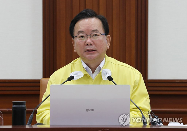 (서울=연합뉴스) 백승렬 기자 = 김부겸 국무총리가 15일 정부서울청사에서 열린 코로나19 대응 중앙재난안전대책본부 회의를 주재하고 있다. 2021.10.15