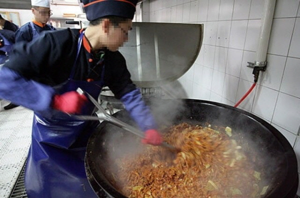 육군훈련소에서 조리병(옛 취사병)이 요리를 하는 모습.조리병 53%가 “보직이 힘들다”고 답변했다. 페이스북 커뮤니티 ‘육군훈련소 대신 전해드립니다’ 캡처