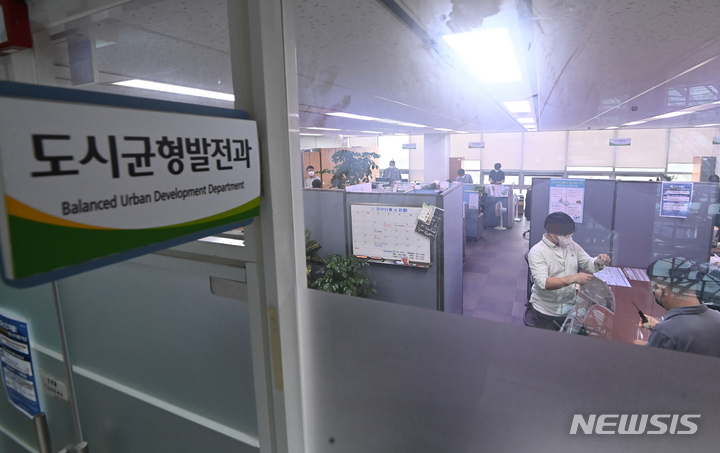 [성남=뉴시스] 김종택기자 = 대장동 개발 로비·특혜 의혹 사건을 수사중인 검찰이 15일 오전 경기도 성남시청 도시균형발전과에서 압수수색을 진행하고 있다. 2021.10.15.