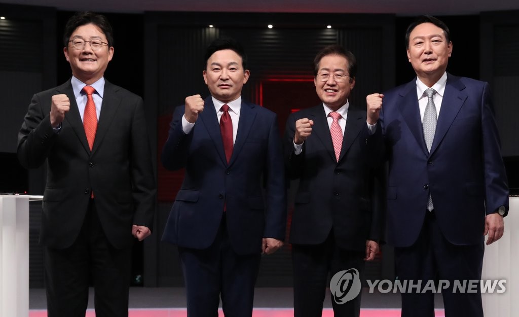 (서울=연합뉴스) 국민의힘 유승민(왼쪽부터), 원희룡, 홍준표, 윤석열 대선 예비후보들이 15일 저녁 서울 마포구 상암동 MBC 사옥에서 열린 ‘1대1 맞수토론’에 앞서 포즈를 취하고 있다. 2021.10.15 [국회사진기자단]