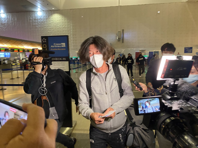 LA 공항 떠나는 남욱 변호사