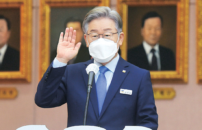 이재명 더불어민주당 대선 후보(경기지사)가 18일 오전 경기 수원시 경기도청에서 열린 국회 행정안전위원회의 경기도 국정감사에서 증인 선서를 하고 있다.  국회사진기자단