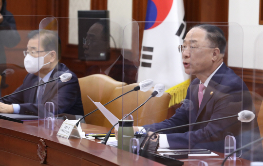 홍남기(오른쪽) 부총리 겸 기획재정부 장관이 18일 오전 정부서울청사에서 열린 제1차 대외경제안보전략회의를 주재하며 첫 회의 의미로 “경제와 안보가 동전의 양면처럼 밀접히 결합된 사안이 많아짐에 따라 경제대응 포지셔닝에 안보적 관점이 함께 고려된 전략적 판단의 필요성이 점증하고 있다”는 점을 강조하고 있다.    뉴시스