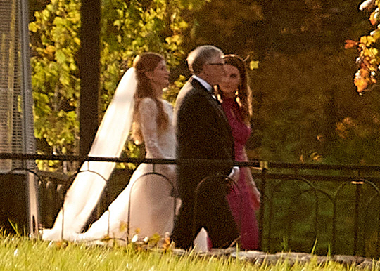 마이크로소프트(MS) 창업자인 빌 게이츠의 장녀 제니퍼(왼쪽)가 지난 16일 이혼한 부모와 함께 미국 뉴욕주 웨스트체스터 카운티의 야외 목장에 마련된 결혼식장에 입장하고 있다.   뉴욕포스트