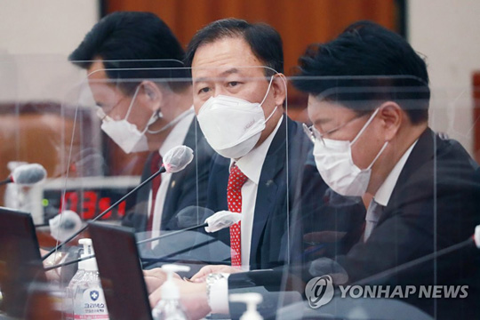 (서울=연합뉴스) 국민의힘 윤한홍 의원이 26일 오전 서울 여의도 국회에서 열린 법제사법위원회의 법무부, 대법원, 감사원, 헌법재판소, 법제처 종합감사에서 질의하고 있다. 2020.10.26