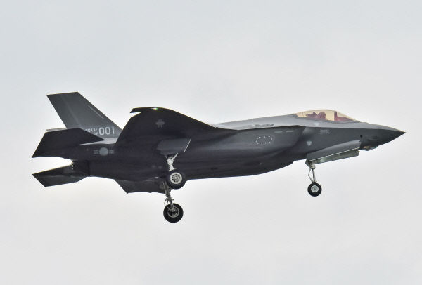 ‘001’ 마크가 선명한 공군의 스텔스전투기 F-35A 1호기가 19일 개막되는 서울 ADEX 야외전시장에 공개된다. 철저한 보유규정에 따라 사진촬영 각도 등이 제한된다. 디펜스 타임즈 제공