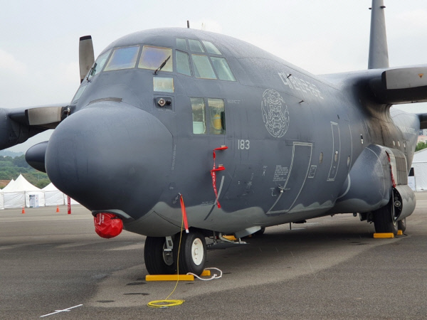 서울 ADEX 성남 서울공항 야외전시장에 공군의 침투용 특수전 수송기 MC-130K가 첫 선을 보였다.디펜스 타임즈 제공