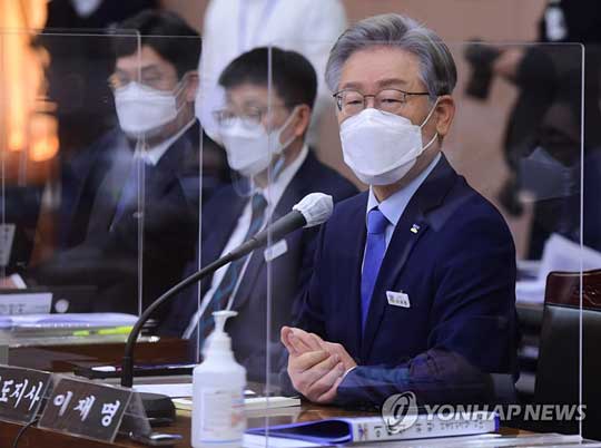 (수원=연합뉴스) 더불어민주당 대선 후보인 이재명 경기도지사가 18일 경기도 수원시 경기도청에서 열린 국회 행정안전위원회의 경기도에 대한 국정감사에서 의원 질의에 답하고 있다. 2021.10.18 [국회사진기자단]