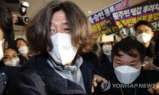 (영종도=연합뉴스) 미국에 체류 중이던 대장동 개발 로비·특혜 의혹의 핵심 인물 남욱 변호사가 18일 오전 인천국제공항 제2여객터미널로 귀국해 검찰에 체포된 뒤 서울중앙지검으로 압송되고 있다. 2021.10.18