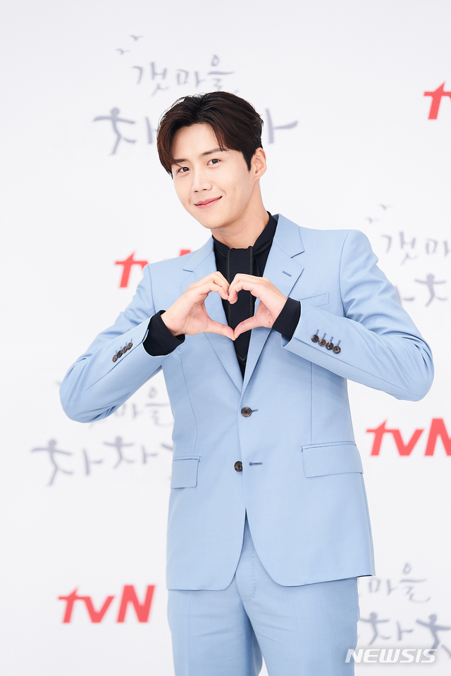 [서울=뉴시스]배우 김선호가 24일 열린 tvN 새 토일드라마 ‘갯마을 차차차’ 제작발표회에서 포즈를 취하고 있다. (사진=tvN 제공) 2021.08.24.