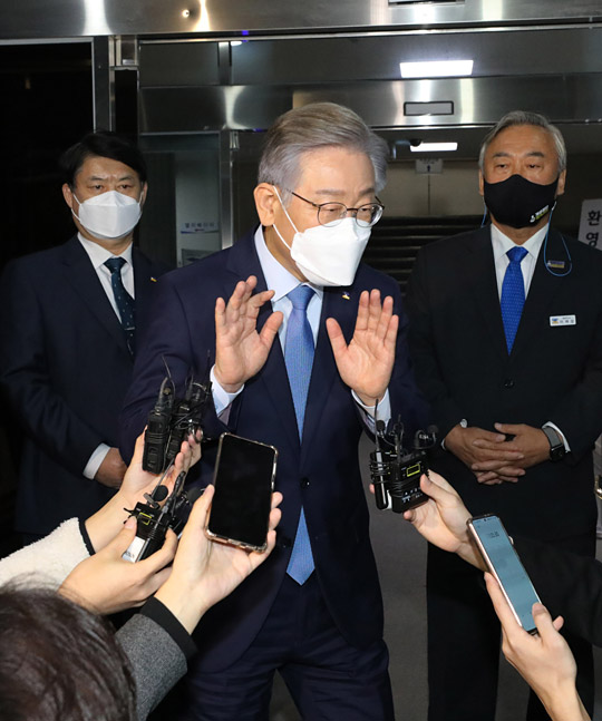 이재명 더불어민주당 대선후보(경기지사)가 18일 경기 수원시 경기도청에서 열린 국회 행정안전위원회의 경기도에 대한 국정감사를 마치고 기자회견을 하다가 집회소음으로 회견을 중단하고 청사로 들어가고 있다.  연합뉴스