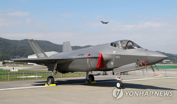 18일 경기 성남 서울공항에서 열린 ‘서울 국제항공우주 및 방위산업 전시회 2021’(서울 ADEX) 프레스데이 행사에 ‘001’ 마크가 찍힌 스텔스전투기 F-35A 1호 전투기가 전시돼 있다. 올 연말까지 40호기까지 도입이 완료된다. 연합뉴스