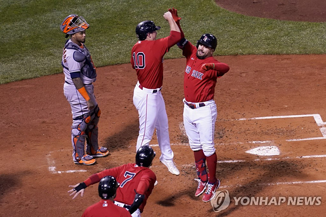 (보스턴 AP=연합뉴스) 보스턴 레드삭스 카일 슈워버(오른쪽)가 19일(한국시간) 미국 매사추세츠주 보스턴 펜웨이파크에서 열린 2021 미국프로야구 메이저리그 아메리칸리그 챔피언십시리즈(ALCS·7전 4승제) 3차전 2회 만루 홈런을 친 뒤, 동료들과 세리머니를 하고 있다.