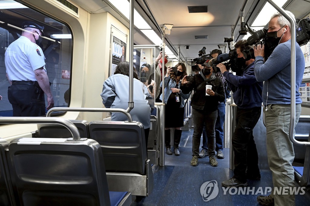 (AP=연합뉴스) 필라델피아 외곽 통근열차에서 ‘비상 호출버튼’ 누르는 법을 시연하는 펜실베이니아 남동부 교통국 직원.