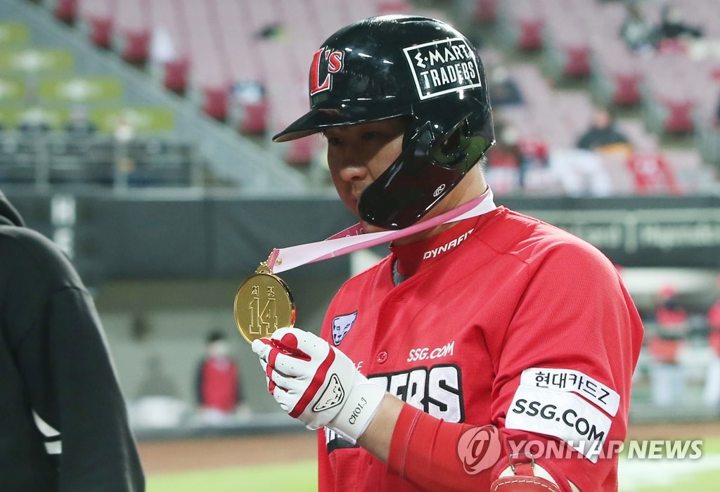 (광주=연합뉴스) 19일 광주 기아챔피언스필드에서 열린 2021 프로야구 SSG 랜더스와 KIA 타이거즈 경기. SSG 최정이 4회초 2사 주자 없는 상황에서 통산 400홈런을 친 뒤 기념 메달을 들어 보이고 있다. 400홈런 기록은 이승엽 선수 이후 역대 2번째다. 2021.10.19