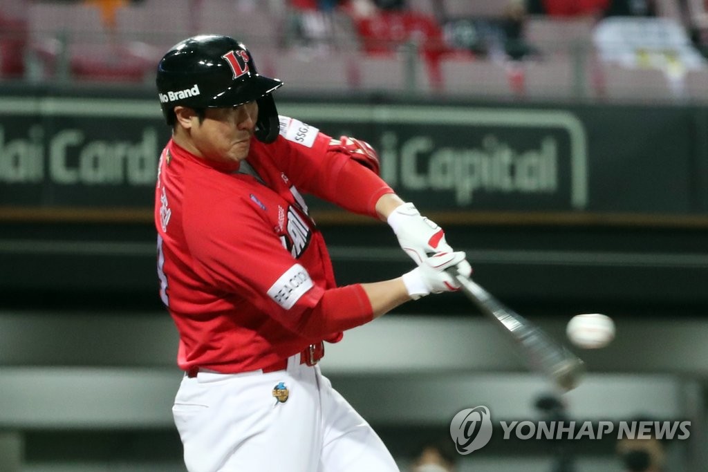 (광주=연합뉴스) 19일 광주 기아챔피언스필드에서 열린 2021 프로야구 SSG 랜더스와 KIA 타이거즈 경기. SSG 최정이 4회초 2사 주자 없는 상황에서 통산 400홈런을 치고 있다. 400홈런 기록은 이승엽 선수 이후 역대 2번째다. 2021.10.19