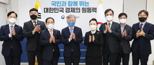권칠승(왼쪽 네 번째) 중소벤처기업부 장관과 손실보상심의위원들이 지난 8일 세종시 중기부에서 열린 손실보상심의위에 앞서 기념 촬영을 하고 있다. 왼쪽부터 강성천 중기부 차관, 이덕재 전국상인연합회 대외협력위원장, 김완수 소상공인연합회 상근부회장, 권 장관, 김태희 법무법인 평산 대표변호사, 홍철 한국손해사정사회 회장, 윤태호 부산대 교수, 최상철 한국보훈복지의료공단 법무실장. 연합뉴스