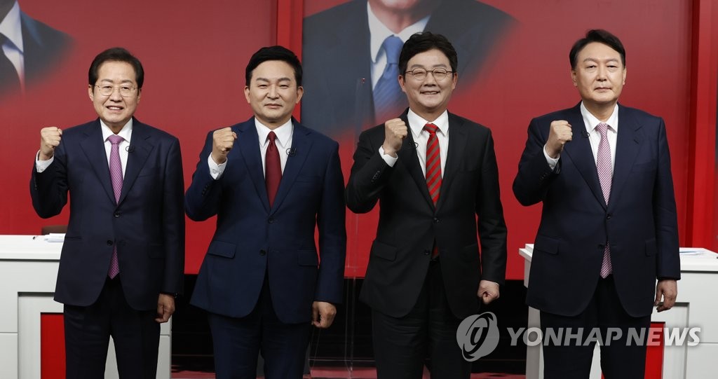(대구=연합뉴스) 김현태 기자 = 20일 오후 대구 MBC에서 열린 국민의힘 대선 경선 후보자 대구·경북 합동토론회 시작 전 후보자들이 포즈를 취하고 있다. 왼쪽부터 홍준표, 원희룡, 유승민, 윤석열 후보.