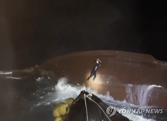 독도 공해서 선박 전복…악천후 속 실종자 수색 [동해지방해양경찰청 제공. 재판매 및 DB 금지]