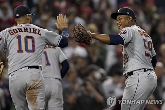 7회말 막아내고 기뻐하는 프람베르 발데스(오른쪽) [AP=연합뉴스]