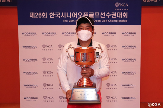 우승 트로피 든 문지욱 [대한골프협회 제공. 재판매 및 DB 금지]