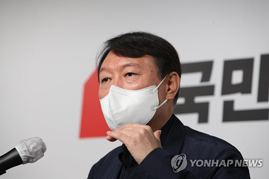 (서울=연합뉴스) 국민의힘 윤석열 대선 경선 후보가 21일 오전 서울 여의도 국민의힘 중앙당사에서 청년정책 공약을 발표하고 있다. 이 자리에서 윤 후보는 “전두환 옹호 발언과 관련 비판을 겸허히 수용하고 유감을 표한다”고 밝혔다. 2021.10.21 [국회사진기자단] j