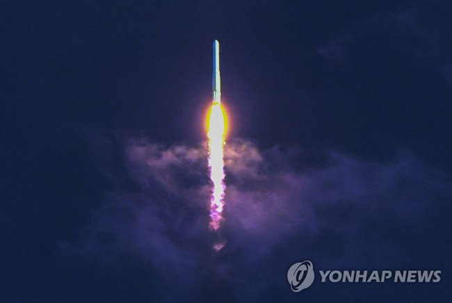 (고흥=연합뉴스) 홍해인 기자 = 순수 국내 기술로 설계·제작된 한국형 발사체 누리호(KSLV-II)가 21일 오후 전남 고흥군 봉래면 나로우주센터에서 발사돼 창공의 구름을 통과하고 있다. 2010년 3월 개발사업이 시작된 누리호는 1.5t급 실용위성을 지구 저궤도(600∼800km)에 투입하기 위해 제작됐다. 이날 발사에서 과학기술정보통신부(과기정통부)와 한국항공우주연구원(항우연)은 누리호의 3단에 1.5t 모사체 위성(더미 위성)을 탑재했다. 2021.10.21