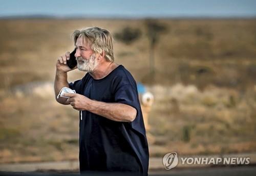(산타페 AP=연합뉴스) 21일(현지시간) 영화배우 알렉 볼드윈이 영화 ‘러스트’ 촬영 중에 발생한 소품 총 사고로 당국의 조사를 받은 뒤 휴대전화로 누군가와 통화를 하고 있다. 2021.10.23