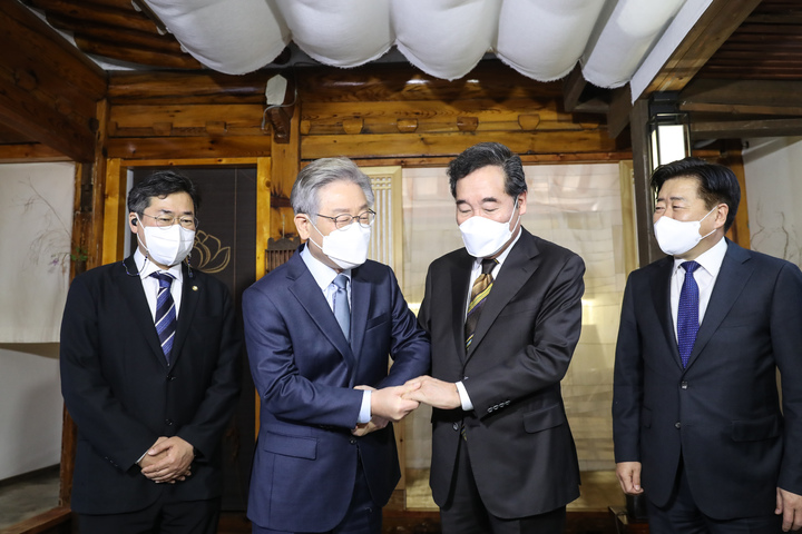 이재명 더불어민주당 대선주자와 이낙연 전 대표는 24일 서울 종로구 안국동 한 찻집에서 회동을 가졌다. (사진 = 이낙연 측 제공)  *재판매 및 DB 금지