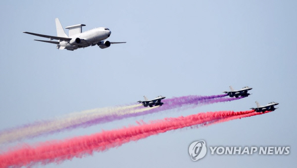 서울 ADEX 프레스데이 행사가 열린 18일 경기도 성남 서울공항 위로 조기경보통제기, KF-16 전투기가 축하비행을 하고 있다.이번 전시회에는 역대 최대규모인 28개국에서 440개 업체가 참가했으며 주최측은 닷새간 수주상담 실적 230억 달러를 달성했다고 밝혔다. 연합뉴스