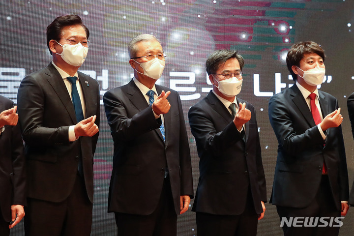 [서울=뉴시스] 국회사진기자단 = 김동연 전 경제부총리가 24일 서울 마포구 누리꿈스퀘어에서 열린 ‘새로운 물결’ 창당 발기인 대회에서 송영길 더불어민주당 대표, 국민의힘 이준석 대표, 김종인 전 비상대책위원장과 기념촬영을 하고 있다.