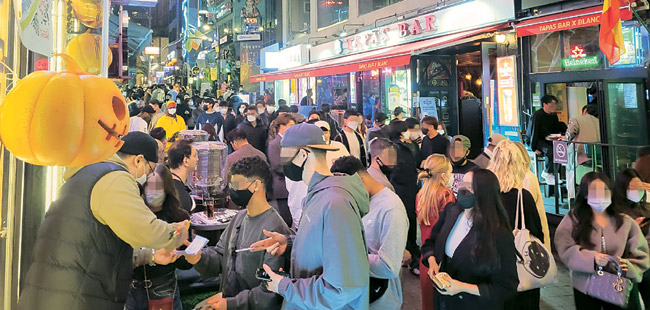 핼러윈데이를 일주일여 앞둔 지난 23일 오후 서울 용산구 이태원동 ‘세계음식문화거리’가 축제 분위기를 즐기기 위해 쏟아져 나온 시민들로 가득해 코로나19 확진자 급증 우려가 커지고 있다.