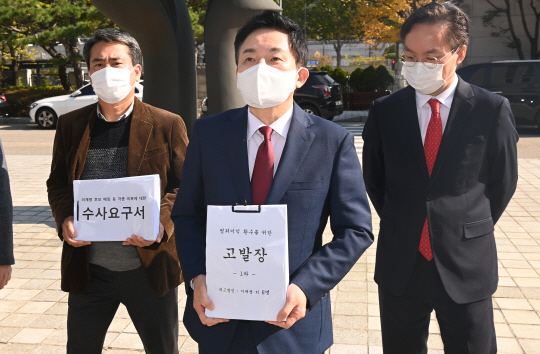 국민의힘 대선 주자인 원희룡(가운데) 전 제주지사가 25일 오전 이재명 더불어민주당 대선 후보를 공직선거법상 허위사실 공표 혐의로 고발하는 고발장을 들고 대검찰청으로 걸어가고 있다. 국회사진기자단