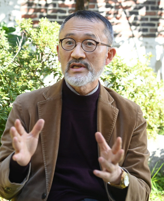 장인성 서울대 정치외교학부 교수가 지난 22일 서울 성북구 한 카페에서 진행한 문화일보와의 인터뷰에서 일본의 ‘비판적 보수주의’에 대해 설명하고 있다. 김낙중 기자