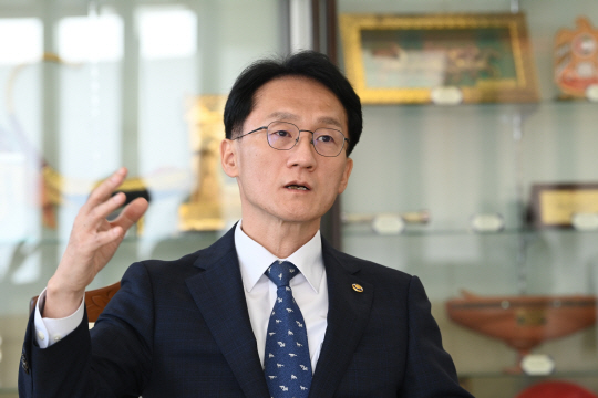 임재현 관세청장이 지난 18일 대전 관세청 집무실에서 가진 문화일보와의 인터뷰에서 조만간 발표를 앞두고 있는 ‘한국형 컨테이너 운임통계’에 대해 설명하고 있다. 관세청은 코로나19 장기화·물류대란으로 어려움에 처한 수출기업을 돕기 위해 관세행정 종합지원 방안을 시행하고 있다.    김호웅 기자