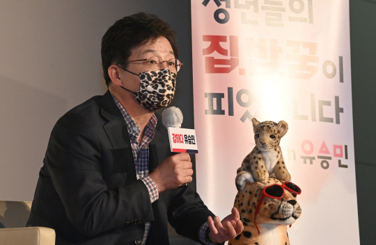 국민의힘 대선주자인 유승민 전 의원이 24일 인천 연수구 송도글로벌캠퍼스에서 열린 초청 토론회에서 자신의 마스코트인 ‘유치타(유승민이 이재명의 치명타)’를 올려놓고 정책을 설명하고 있다. 신창섭 기자