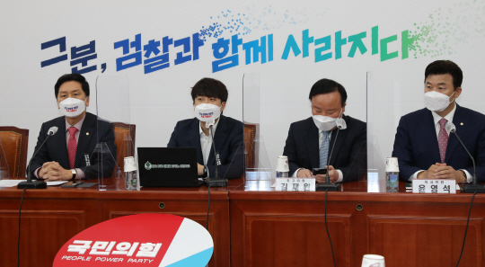 이준석(왼쪽 두 번째) 국민의힘 대표가 25일 오전 국회에서 열린 최고위원회의에서 모두 발언을 하고 있다. 왼쪽부터 김기현 원내대표, 이 대표, 김재원 최고위원, 이날 지명직 최고위원으로 임명된 윤영석 의원. 국회사진기자단