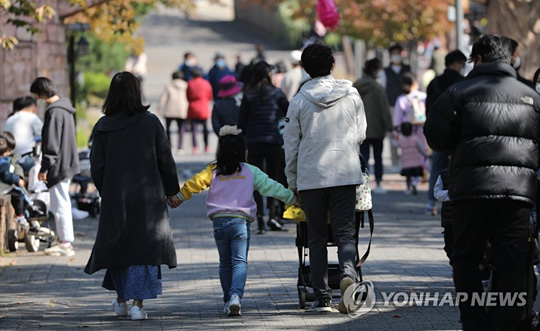 (서울=연합뉴스) 화창한 가을 주말을 맞은 24일 광진구 어린이대공원에서 시민들이 나들이를 즐기고 있다. 정부는 다음 달 시행하는 ‘단계적 일상회복’의 방역 계획을 25일 공개할 예정이다. 정부가 단계적 일상회복 전환 기준으로 제시한 백신 접종 완료율 70%는 23일 넘어섰다. 2021.10.24
