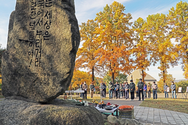 서울대공원 관계자들이 서울대공원 동물원 내 남미관 뒤편 위령비 앞에서 동물위령제를 진행하고 있다.
