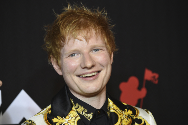 <YONHAP PHOTO-3151> Ed Sheeran arrives at the MTV Video Music Awards at Barclays Center on Sunday, Sept. 12, 2021, in New York. (Photo by Evan Agostini/Invision/AP) 091221127244/2021-09-13 08:36:37/<저작권자 ⓒ 1980-2021 ㈜연합뉴스. 무단 전재 재배포 금지.>