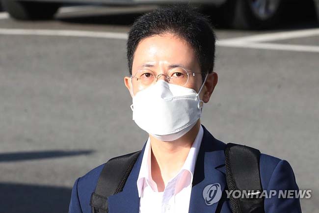 국민의힘 대권주자인 윤석열 전 검찰총장의 고발사주 의혹 관련 고발장 작성자로 거론되는 손준성 전 대검 수사정보정책관(현 대구고검 인권보호관)이 지난달 16일 오전 대구고검으로 출근하고 있다. [연합뉴스 자료사진]