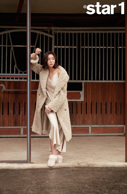 [서울=뉴시스] 배우 유이. (사진=앳스타일 제공).2021.10.25