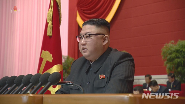 [서울=뉴시스]북한 조선중앙TV는 지난 12일 평양에서 열린 노동당 제8차 대회가 상정된 의정들에 대한 토의를 성과적으로 마치고 폐막되었다고 13일 보도했다. (사진=조선중앙TV 캡쳐) 2021.01.12.