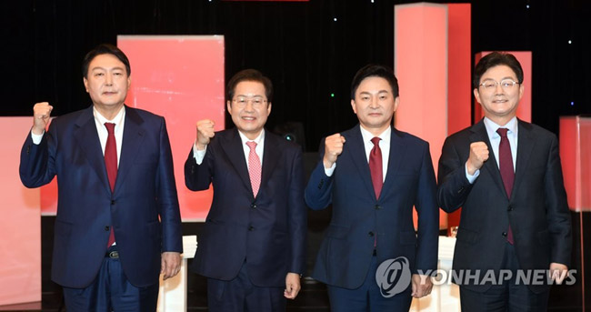 (대전=연합뉴스) 김준범 기자 = 국민의힘 대선 경선 후보들이 25일 오후 대전시 서구 만년동 KBS대전방송총국에서 열린 국민의힘 대전·세종·충남·충북지역 대선 경선 후보 합동토론회 시작 전 기념사진을 찍고 있다. 왼쪽부터 윤석열, 홍준표, 원희룡, 유승민 후보. 2021.10.25 [공동취재]